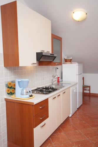 Apartments by the sea Tisno Murter - 3209 - image 13
