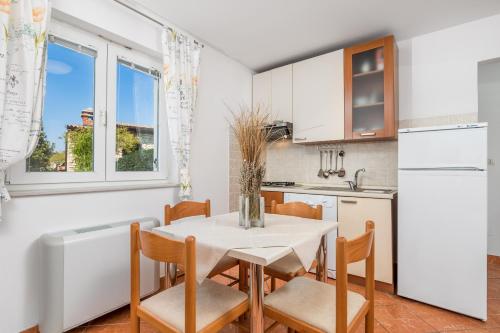 Apartments by the sea Tisno Murter - 3209 - image 4