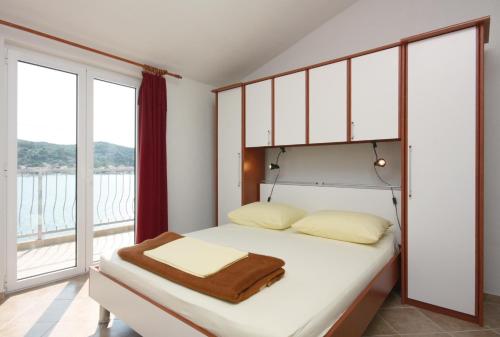 Apartments by the sea Tisno Murter - 3224 - image 2