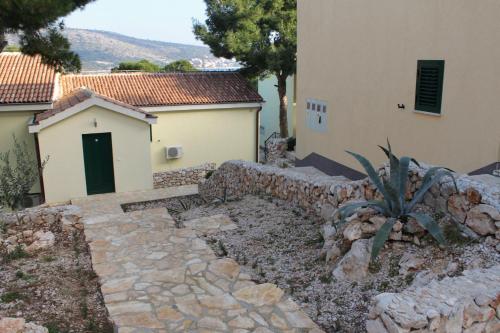 Apartments by the sea Rogoznica - 3262 - image 4