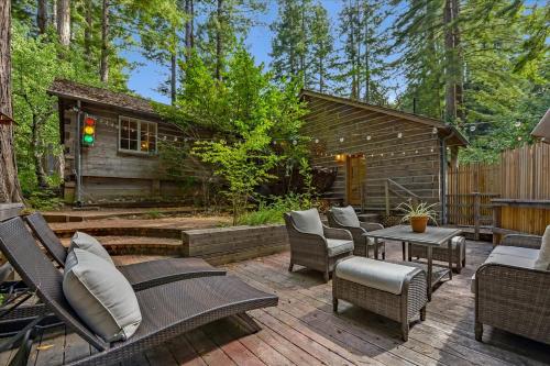 . Log-Cabin Home Retreat - Walk to Restaurants Trails Hiking & Biking