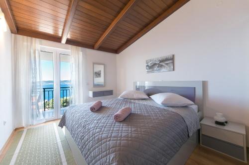 Two-Bedroom Apartment with Balcony and Sea View