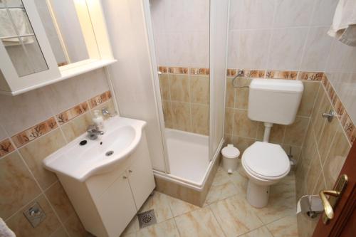 Apartment Povljana 3316f - image 14