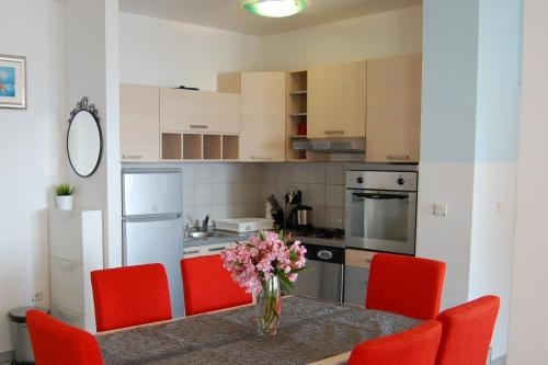 Apartments by the sea Bilo Primosten - 3090 - image 12
