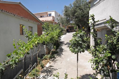 Apartments and rooms with parking space Palit, Rab - 3195