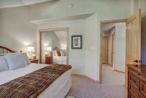 Four-Bedroom Apartment image 9