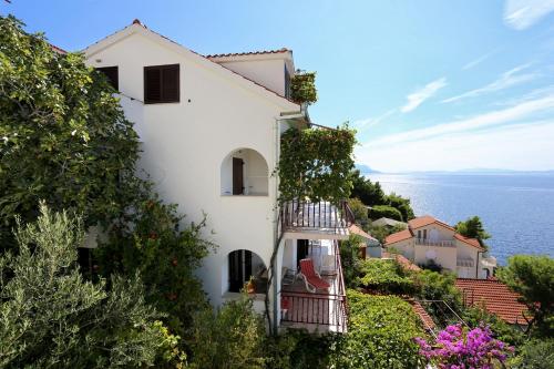  Apartments by the sea Pisak, Omis - 2743 in Pisak