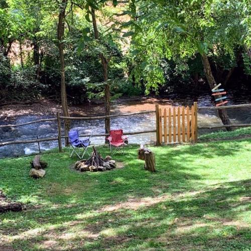 Tranquil Creekside Mountain View Getaway in Clyde, USA