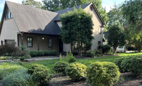 Beautiful Private West Knoxville Home 2700sf, 4 Beds, 2 & half Baths