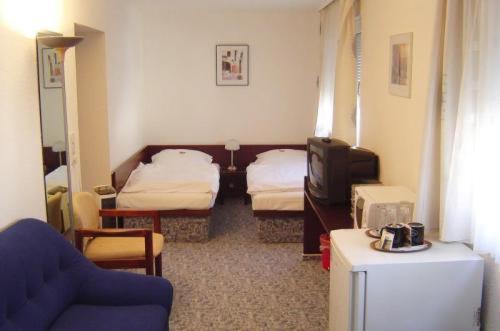 1 queen bed, 2 twin beds