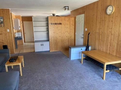 Spacious 2BR Whole Mainfloor-Great Deal