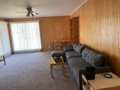 Spacious 2BR Whole Mainfloor-Great Deal