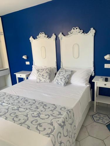 1 queen bed, 1 sofa bed