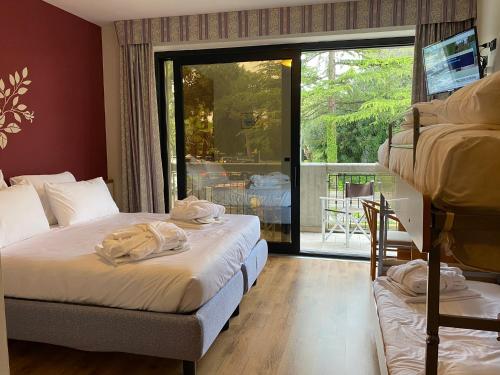 Deluxe Family Room with Balcony image 3