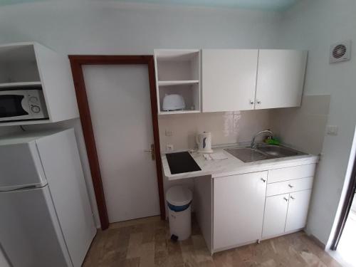 Apartment in Mpenitses with Sea Views & Pool, Benitses (Foto 8)