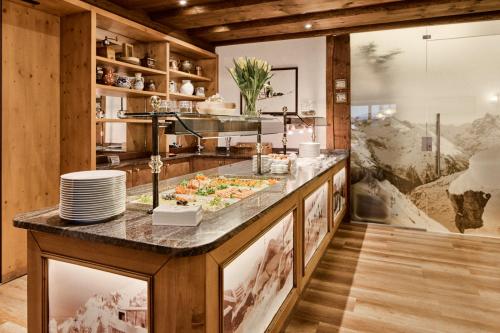 Food and beverages, Hotel Garni Mossmer in Sankt Anton am Arlberg