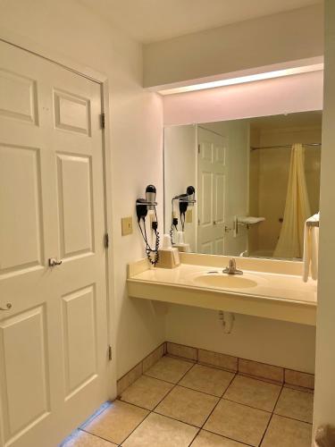 Majestic Inn - image 11