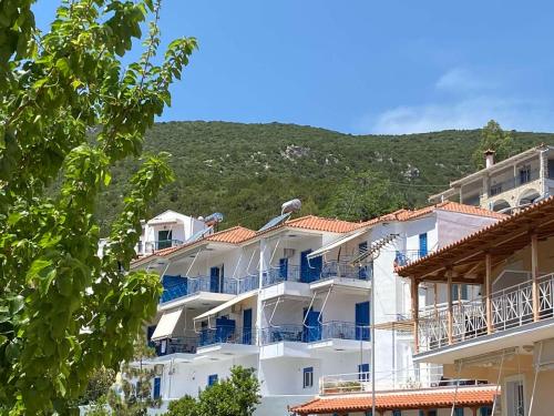 Matina Apartments Tyros