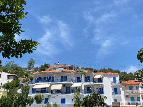 Matina Apartments Tyros