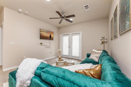 Emerald Utopia-Movie Theatre-Bowling-Pool-More - Apartment - Cypress