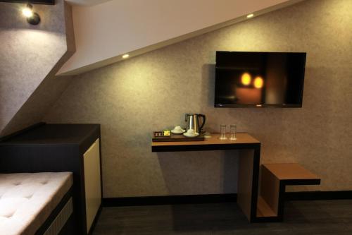 The Black Hotel - image 11