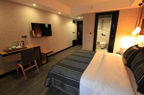 The Black Hotel - image 8