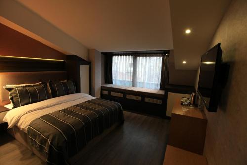 The Black Hotel - image 7