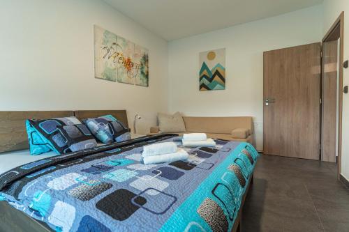 2 bedrooms, 4 beds