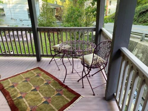 Plum Crooked Poets Cottage - Walk to Town - Luxury King Bed - Near Asheville - Excellent Wi-Fi