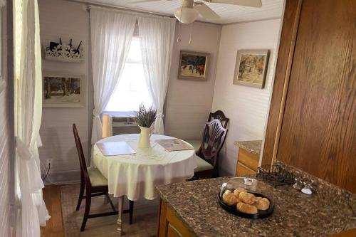 Plum Crooked Poets Cottage - Walk to Town - Luxury King Bed - Near Asheville - Excellent Wi-Fi