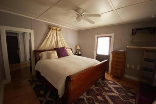 Plum Crooked Poets Cottage - Walk to Town - Luxury King Bed - Near Asheville - Excellent Wi-Fi