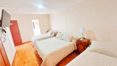 1 queen bed, 2 twin beds