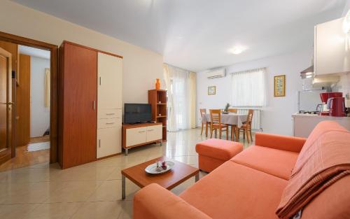 Family friendly apartments with a swimming pool Basanija, Umag - 3402