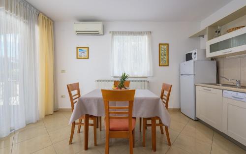 Family friendly apartments with a swimming pool Basanija, Umag - 3402