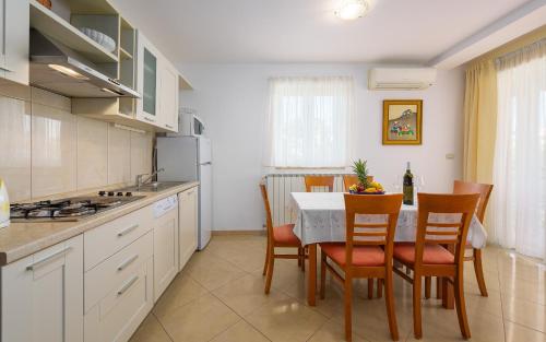 Family friendly apartments with a swimming pool Basanija, Umag - 3402