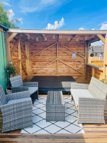 Bespoke luxury huts with hot tubs. Located in the black mountains. in Lanveino