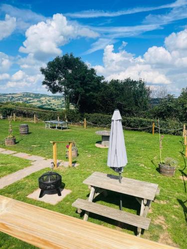 Bespoke luxury huts with hot tubs. Located in the black mountains. in Lanveino