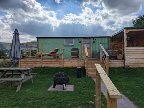 Bespoke luxury huts with hot tubs. Located in the black mountains. in Lanveino