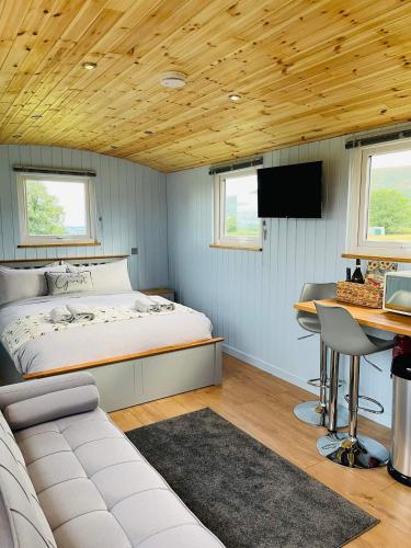 Red darren luxury hut in Lanveino