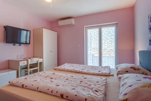 Double Room with Balcony image 6