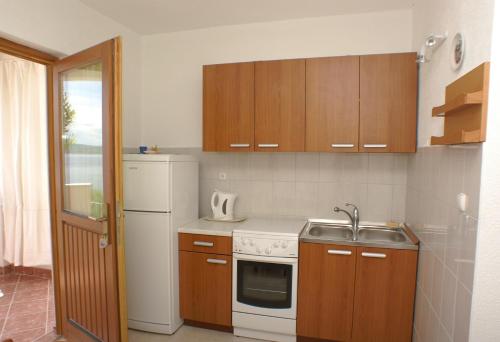 Apartments by the sea Pisak, Omis - 2750