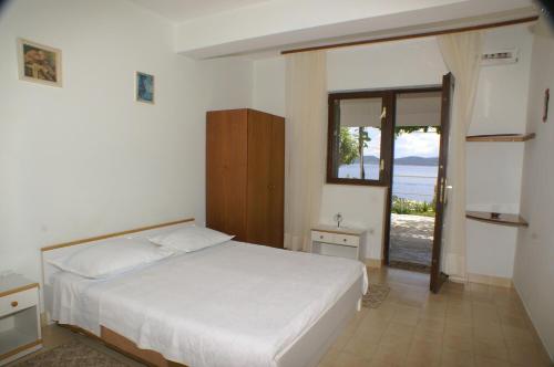 Apartments by the sea Pisak, Omis - 2750