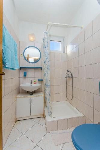 Apartments by the sea Pisak Omis - 2802 - image 5