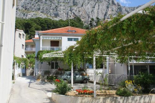 Apartments with a parking space Omis - 2745 - image 9