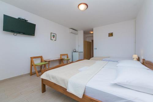 Triple Room with Balcony and Sea View image 8