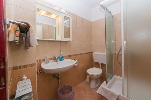 Triple Room with Balcony and Sea View image 5