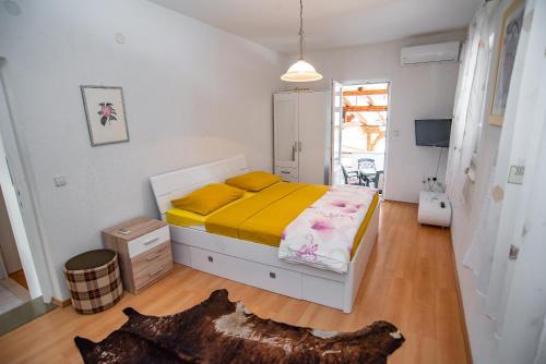 Apartments by the sea Sumpetar, Omis - 2808 in ดูกิ รัต