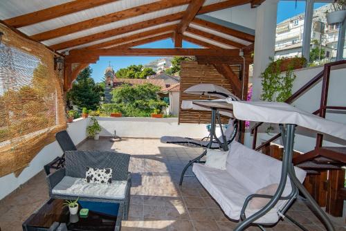 ระเบียง/ชานเรือน, Apartments by the sea Sumpetar, Omis - 2808 in ดูกิ รัต