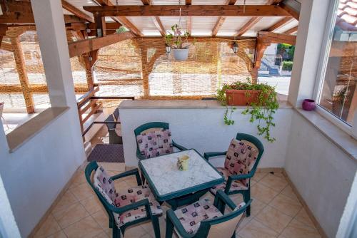 ระเบียง/ชานเรือน, Apartments by the sea Sumpetar, Omis - 2808 in ดูกิ รัต