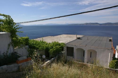  Apartments by the sea Pisak, Omis - 2742 in Mimice